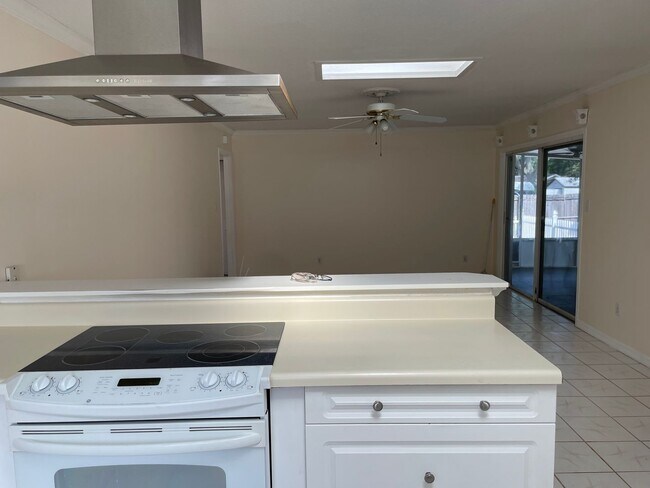 Building Photo - Large 4X2 House in Conway!