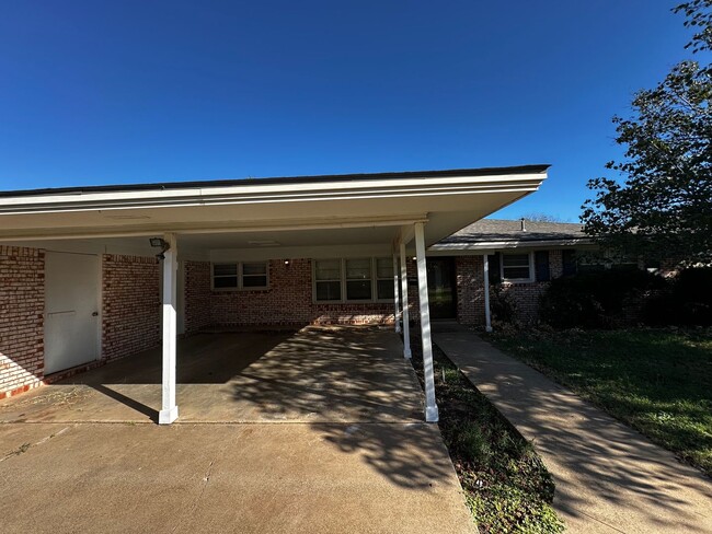 Building Photo - Three bedroom in central Lubbock