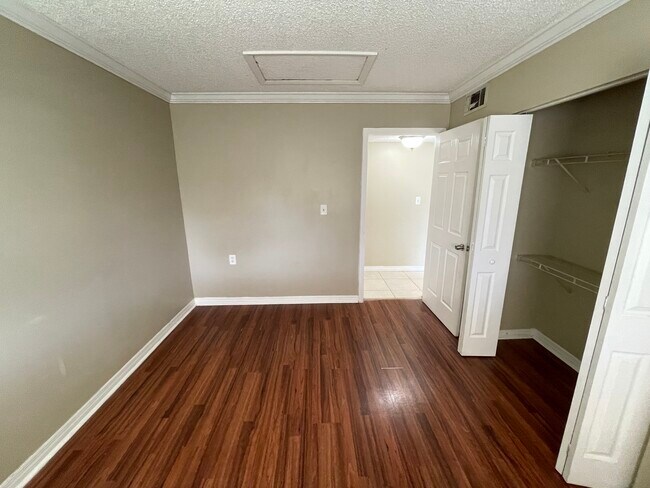 Building Photo - 1141 Lake Victoria Dr