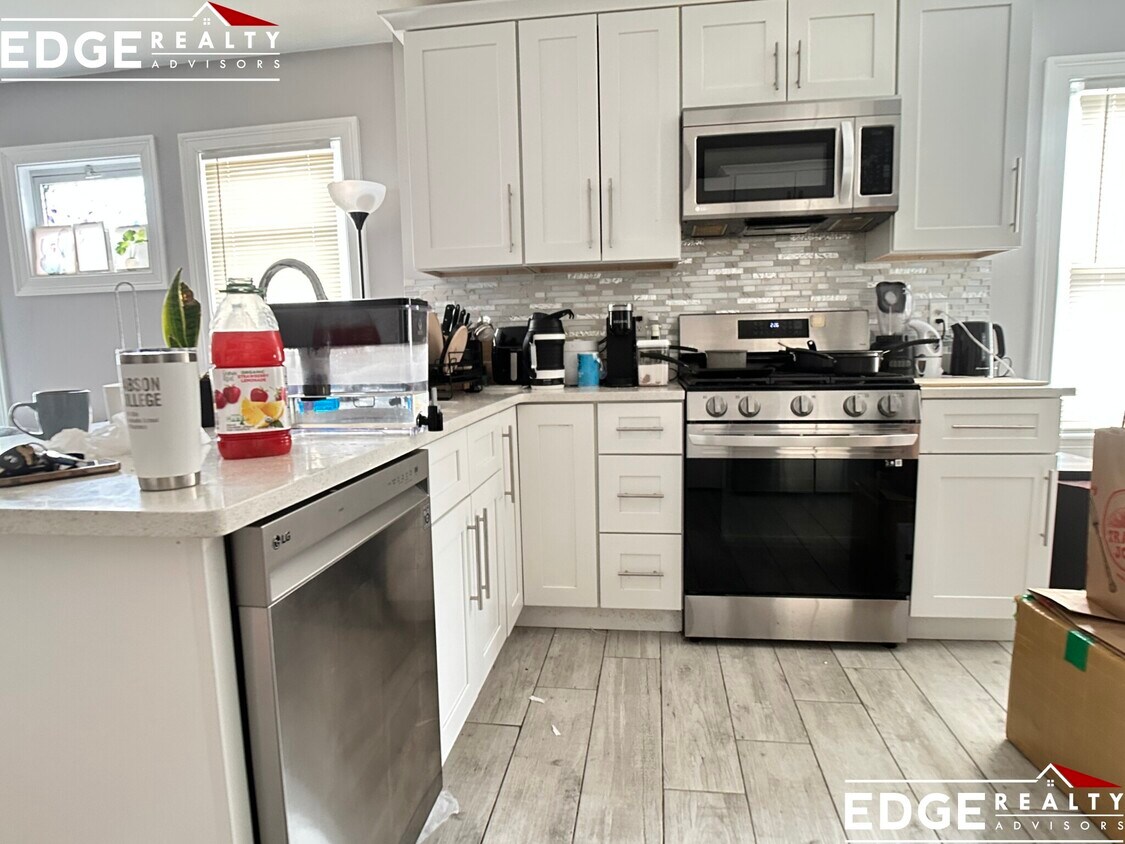 Primary Photo - 36 Elmira St