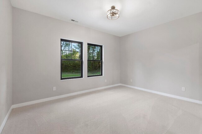 Building Photo - 100 Iris Ln