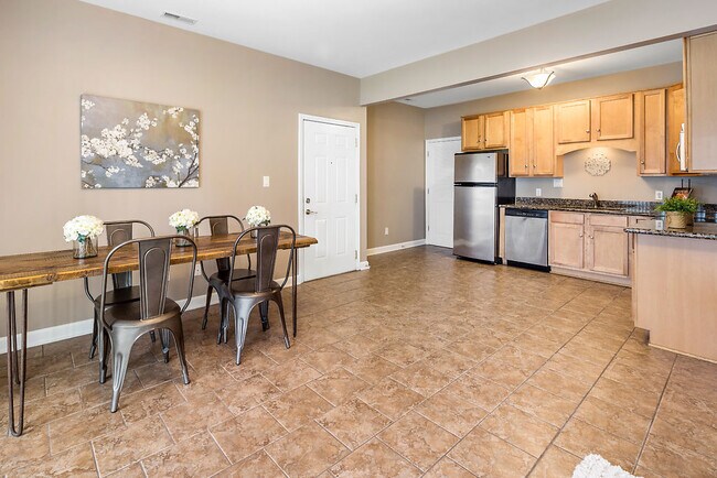 Building Photo - 845 Forest Ave #103