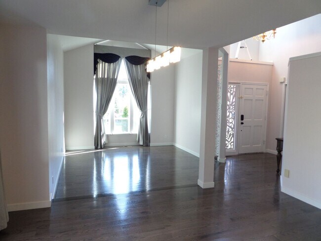 Building Photo - Stunning 3-Bedroom Home w/Large Yard in So...