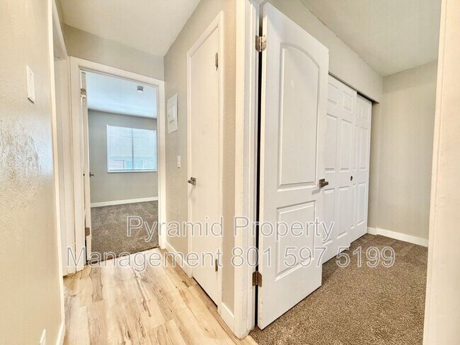 Building Photo - 680 E Malibu Dr