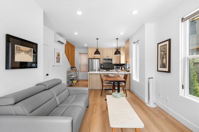 Foto del edificio - 6201 N Amherst St
