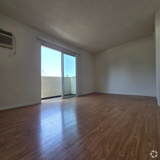 Building Photo - 3841 Mentone Ave