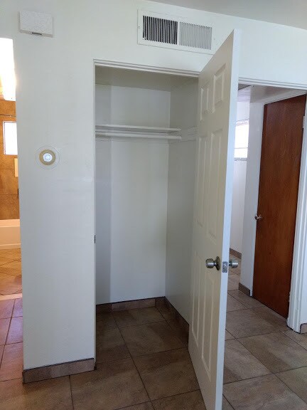 Building Photo - 1515 E Oregon Ave #5
