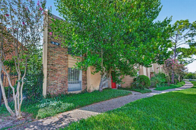 Building Photo - 3303 W Greenridge Dr