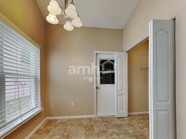 Foto del edificio - 11320 Clayridge Dr