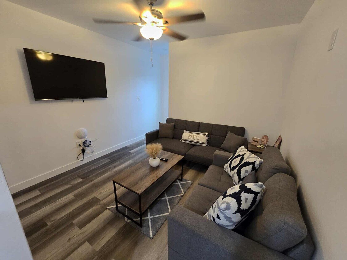 Foto principal - 534 R Ave