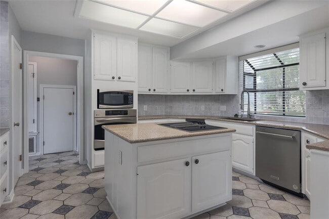 Building Photo - 13111 Mansfield Dr