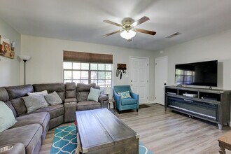 Building Photo - 554 Roselawn Dr