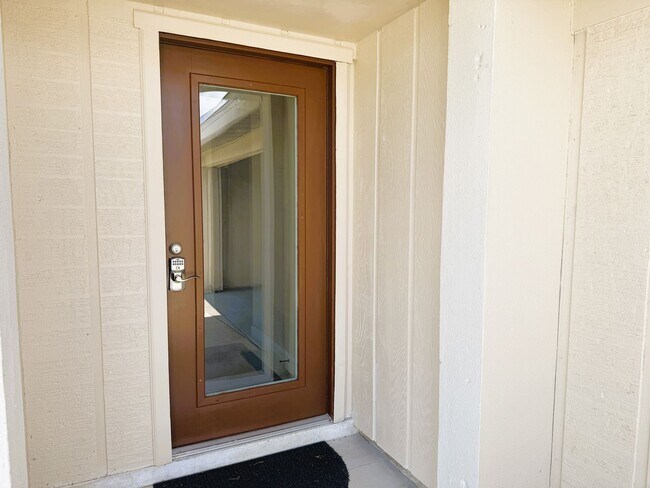 Foto del edificio - Beautifully Renovated 2 Bedroom + Bonus Room Home on a Corner Lot in North Port!
