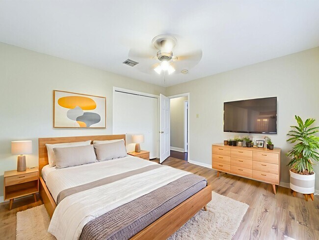 Building Photo - 3 Bedroom, 2 Bathroom House with a POOL is...