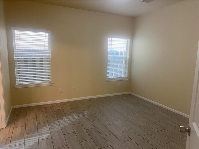 Building Photo - 7222 Pavilion Dr
