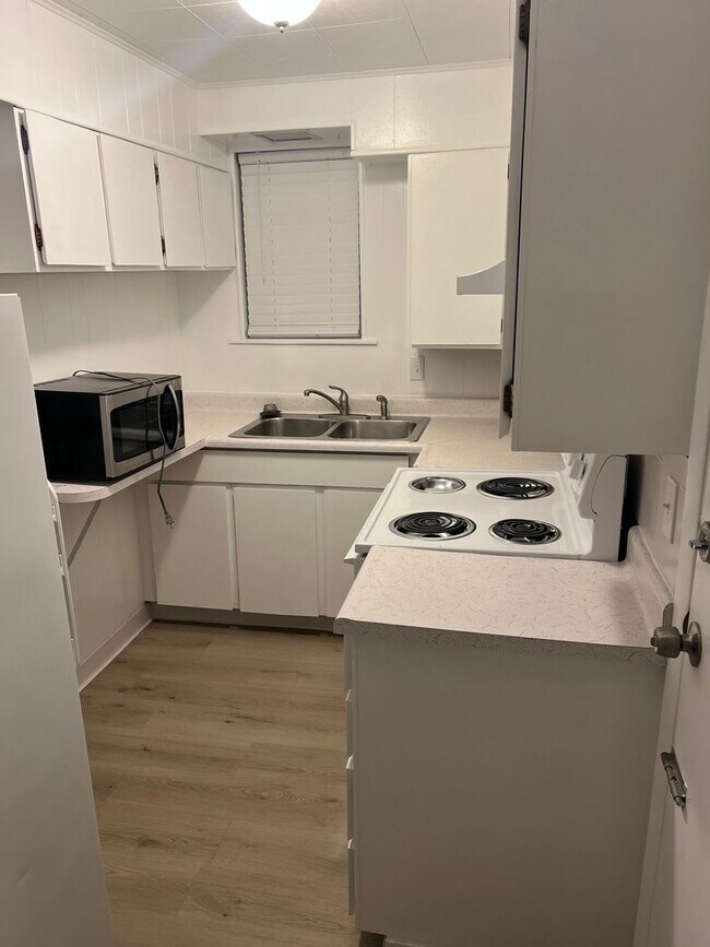 Foto del edificio - 1-Bedroom, 1-Bath Home – Fully Fenced with...