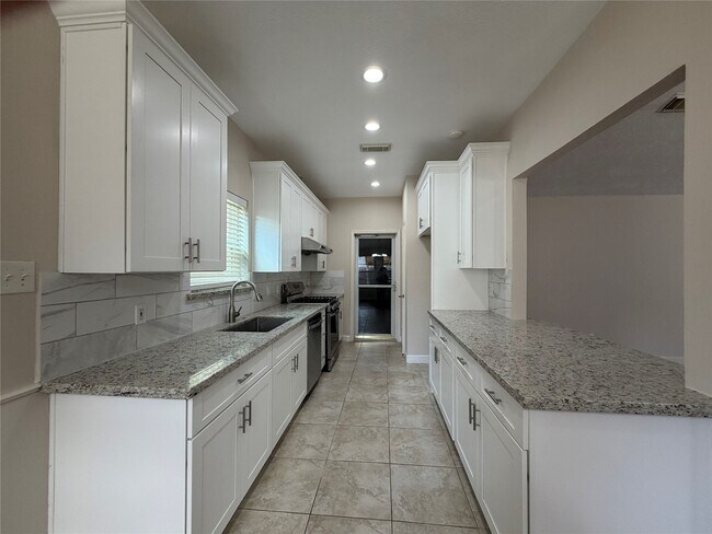 Foto del edificio - 3102 Frontier Dr