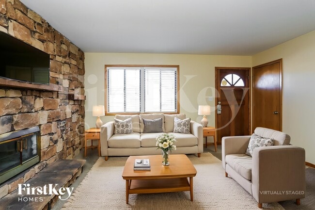 Building Photo - 915 Camelot Dr