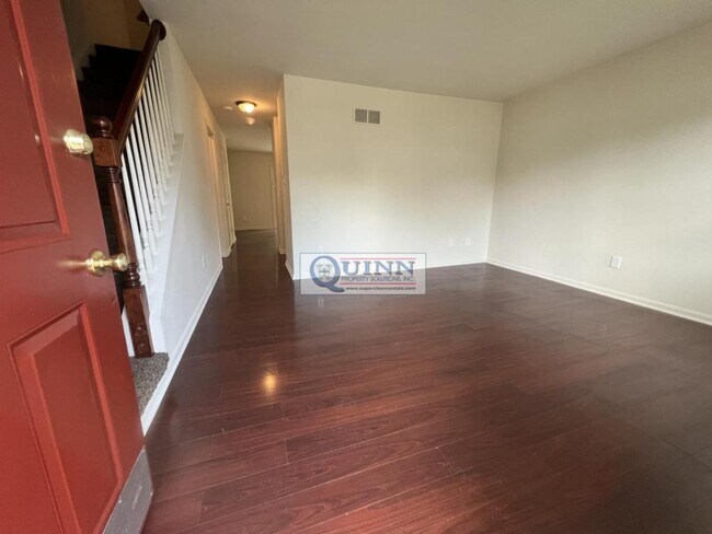 Foto del edificio - 179 E Village Rd