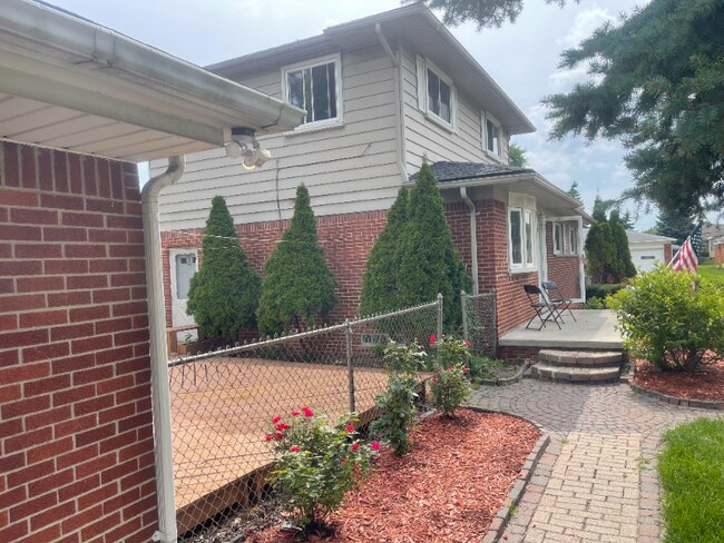 Building Photo - 4420 Stratford Dr