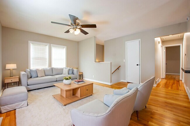 Foto del edificio - Adorable 3 Bedroom / 1 Bath Split Entry Home in Carter Lake with 2 Car Detach Garage!