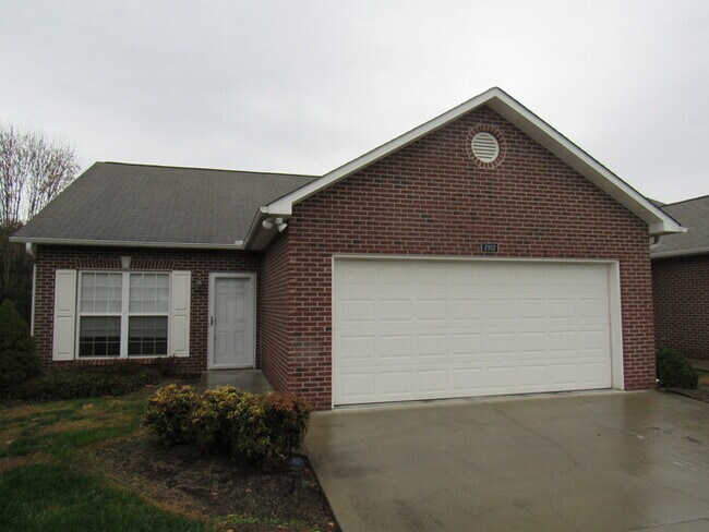 Foto del edificio - 2 bed, 2 bath, 2 car garage ranch style home in N. Knoxville