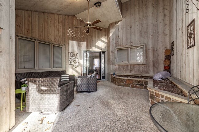 Foto del edificio - Discover this unique, single-level townhom...