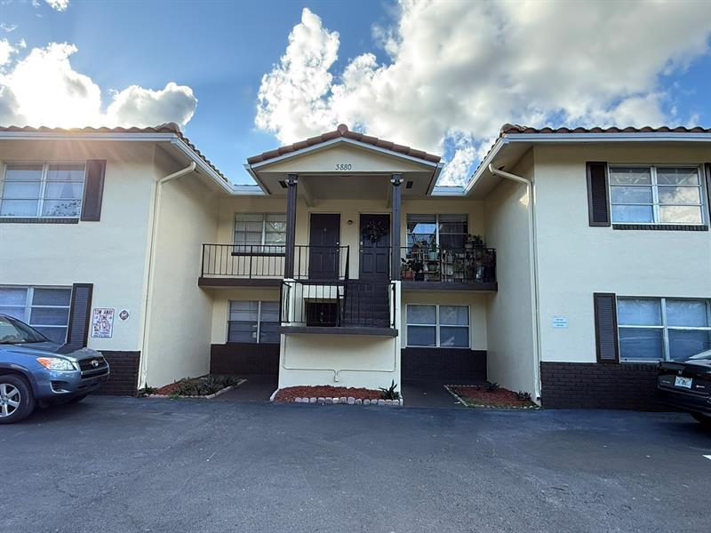 Foto principal - 3880 Woodside Dr