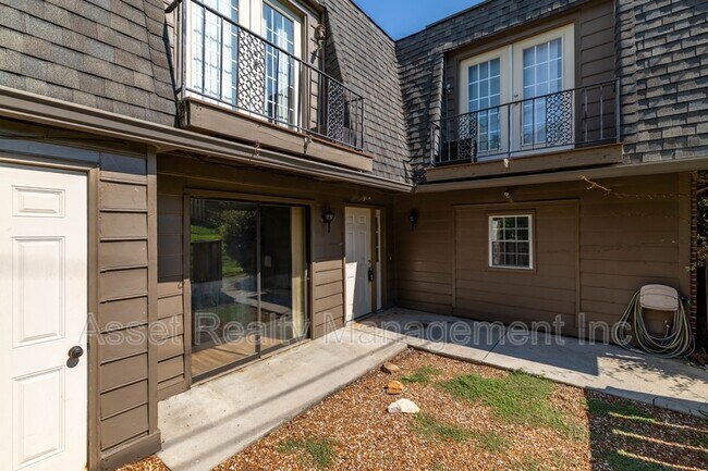 Foto del edificio - 9104 Woodpark Ln NW