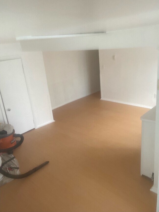 Sala de estar con vista a la parte trasera del apartamento. Pasillo al baño y al primer dormitorio. - 4860 N 8th St