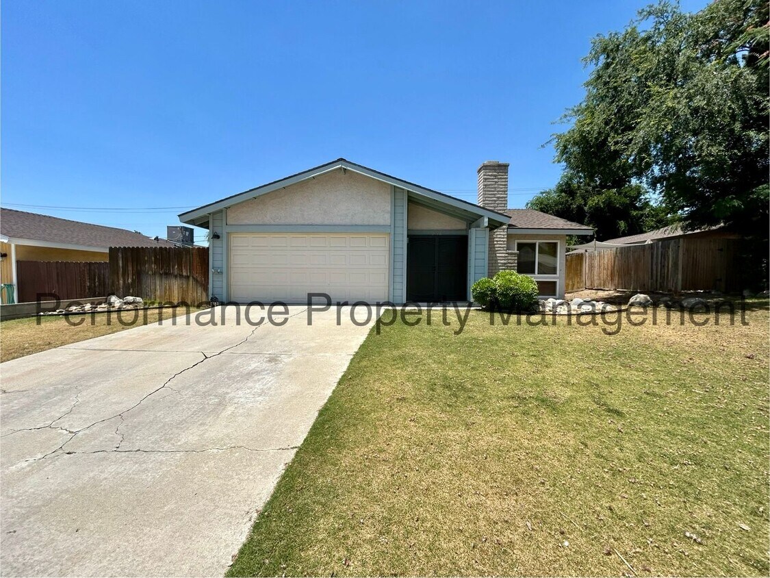 Primary Photo - Spacious 3 Bed/2 Bath NE Bakersfield Home ...