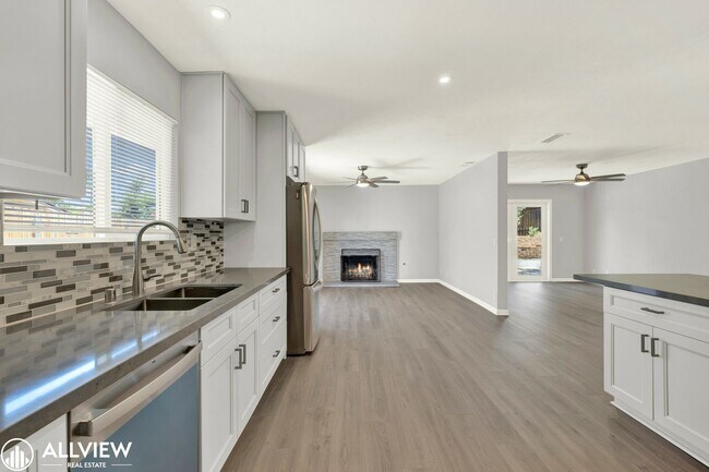 Foto del edificio - Newly Remodeled 4-Bedroom Gem with Spaciou...