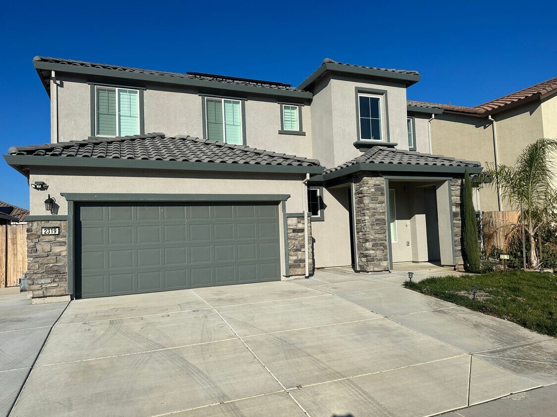 Primary Photo - Stunning 5 Bedroom, 3.5 Bathroom Home in L...