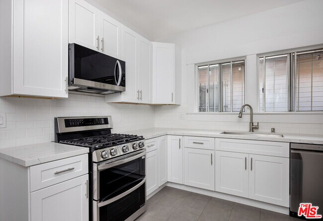 Foto del edificio - 1418 W Jefferson Blvd