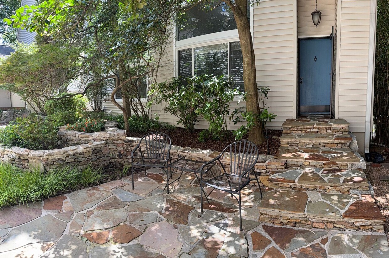 Foto principal - Centrally Located 2 BED/1.5 BATH TOWNHOME ...