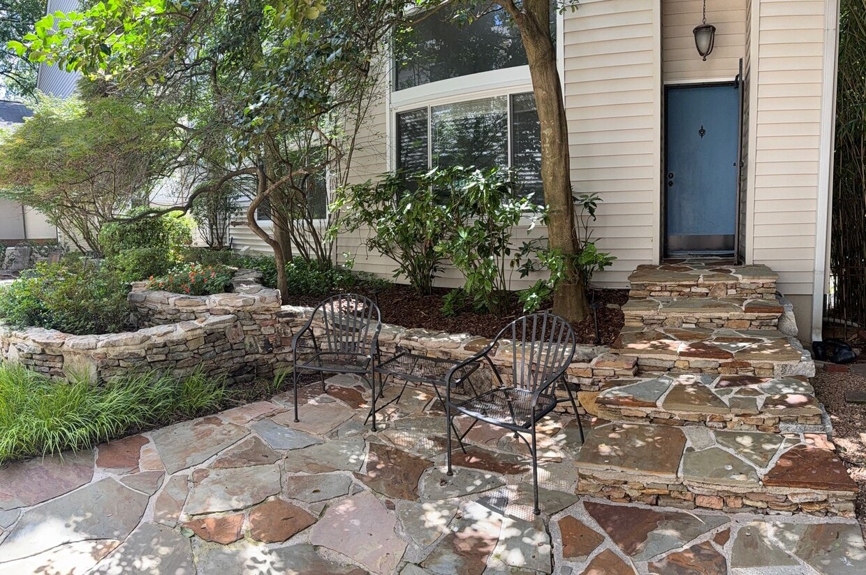 Primary Photo - Centrally Located 2 BED/1.5 BATH TOWNHOME ...
