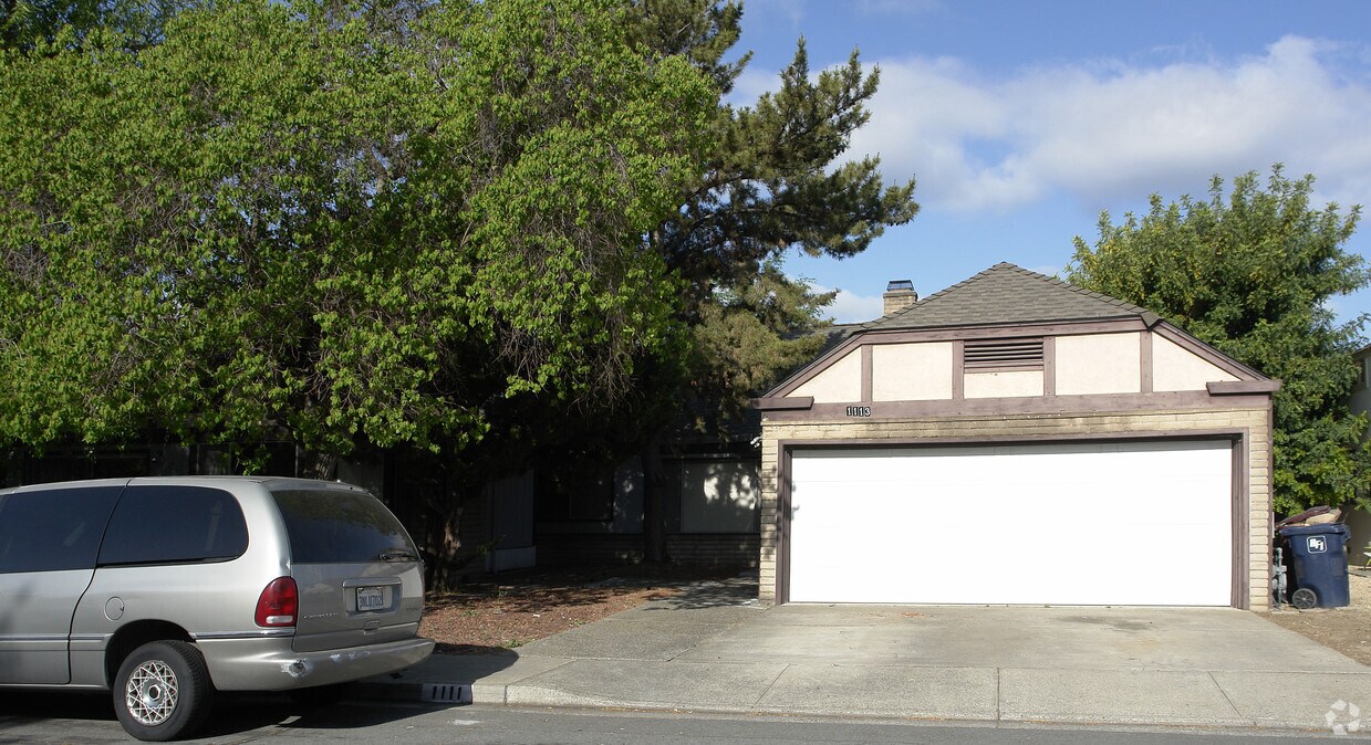 Building Photo - 1111-1113 Roxie Ln