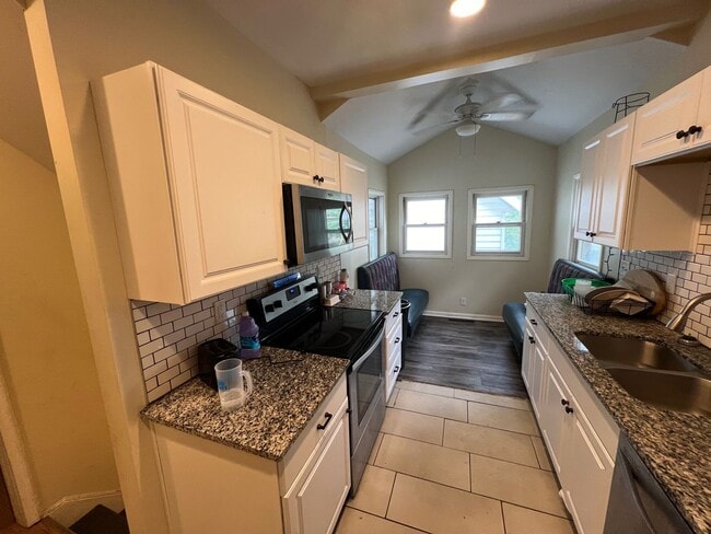 Building Photo - Spacious 5-Bedroom Home for Rent