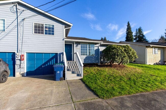 Foto del edificio - Recently updated 3 bdrm, 2 bath. Attached garage. Wrap around fencedyard. Private upstairs bedroo...