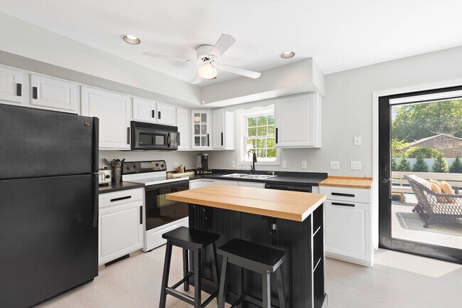 Building Photo - 9 White Birch Dr