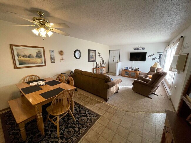 Building Photo - APPLICATION PENDING -- Spacious, Pet-Frien...