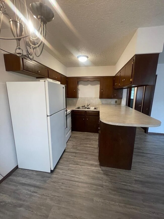 Building Photo - ADORABLE 2 BEDROOM 1 BATHROOM DUPLEX
