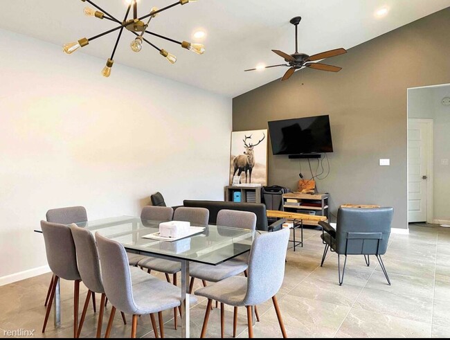 Foto del edificio - 2 br, 2.5 bath Duplex - 610 Camelot Drive 610