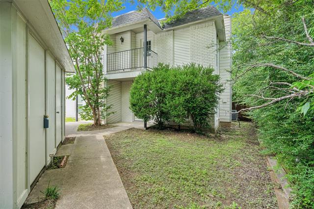 Building Photo - 2100 Mistletoe Ave