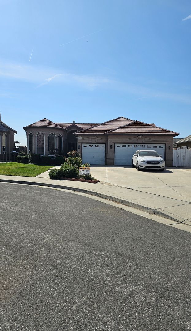 Foto del edificio - Luxurious Home in North Bakersfield 3 BD 3 BA