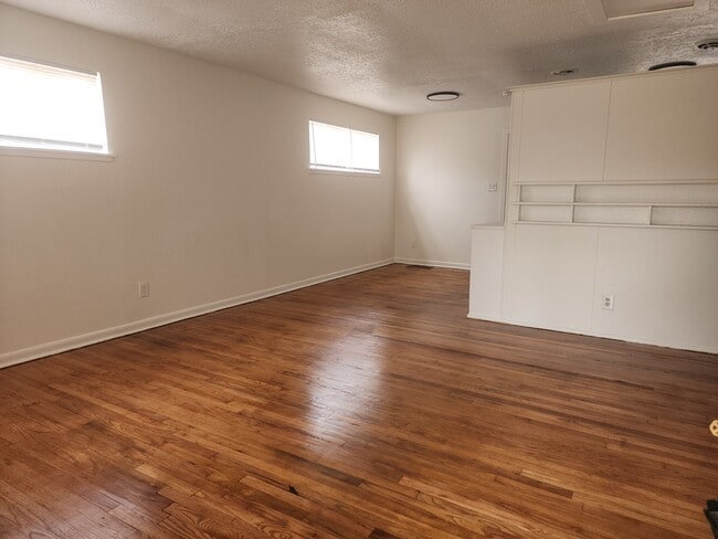 Building Photo - 846 Marilyn St