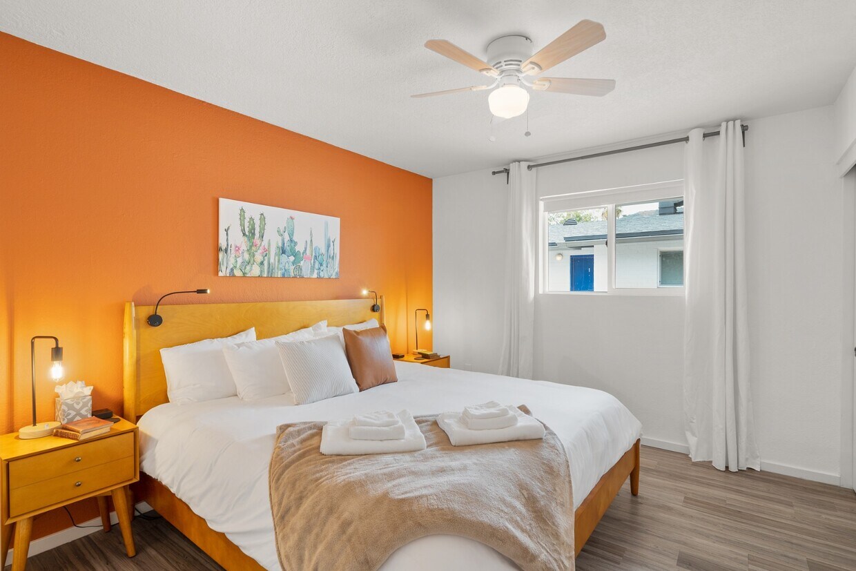 Foto principal - Charming 2BR Home with Private Backyard - ...