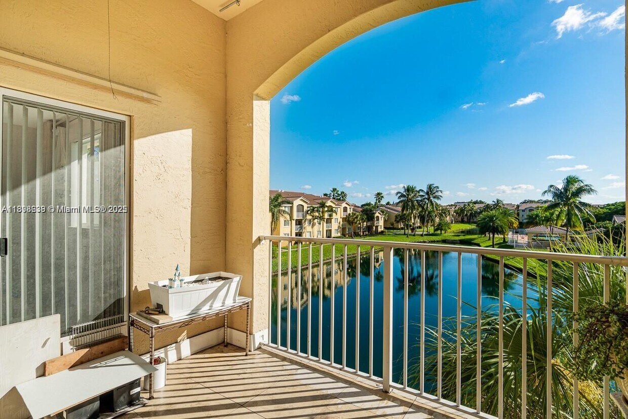 Foto principal - 2600 S University Dr