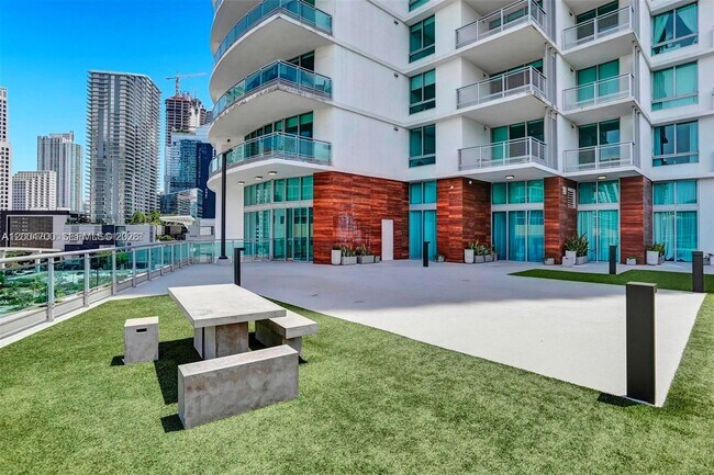 Foto del edificio - 350 S Miami Ave