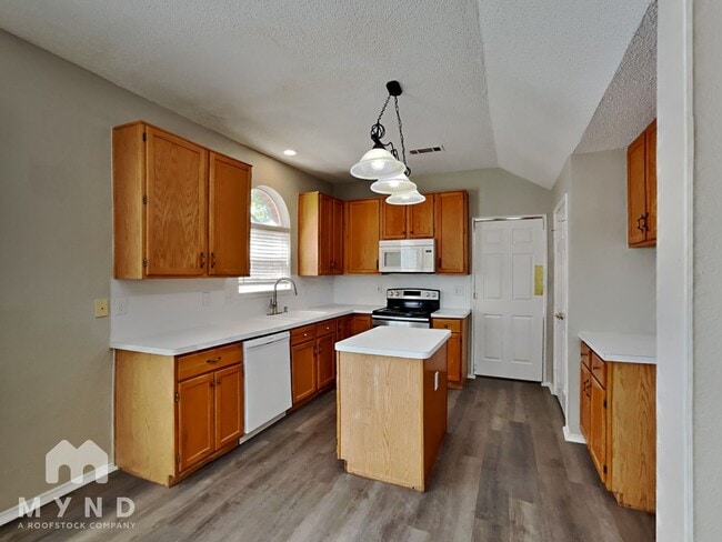 Building Photo - 2218 Red Maple Rd